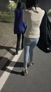 公厕4P换妻聚会现实中结婚很多年了！发小也是颜值夫妻，没事就换着玩，